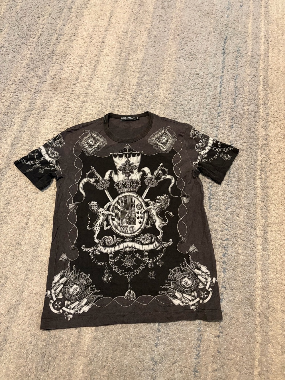 Dolce & Gabbana T-Shirt Mens 48 Medium Black Heraldic Coat of Arms Crest Print